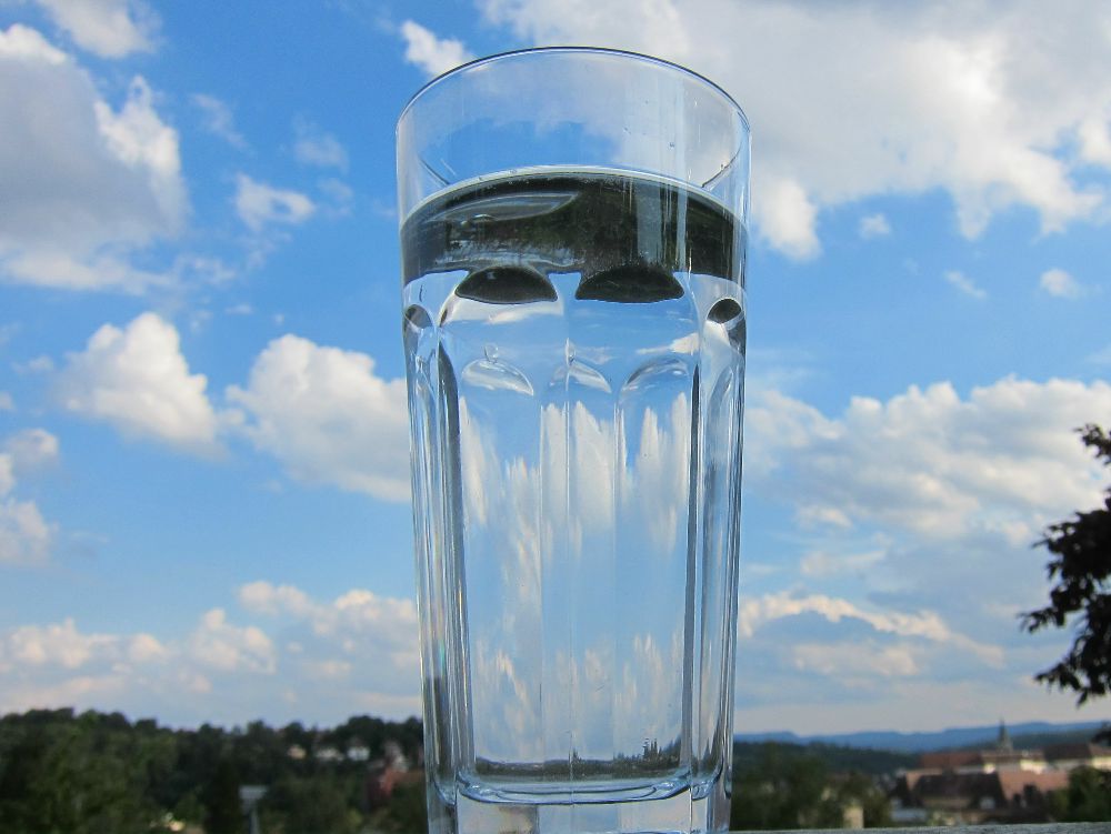 Ein großes Glas Heißes Wasser
