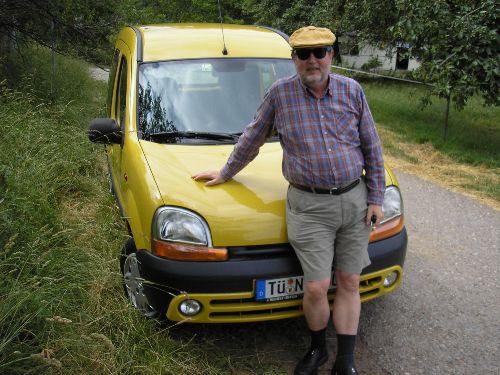 Otto Buchegger mit seinem Seniorenauto Renault Kangoo