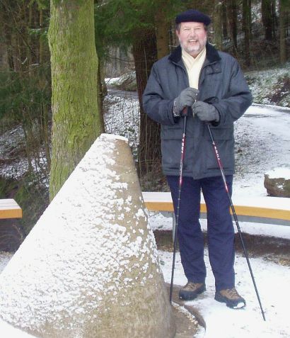 Otto Buchegger beim Mittelpunkt von Baden-Württemberg in Tübingen